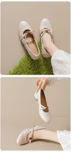 Detalle de zapatos Mary Jane beige con acolchado, lazo y hebilla metálica de rosa dorada