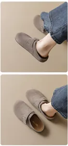 Detalle de zuecos de ante color topo con hebillas metálicas y plantilla de látex suave