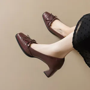Décolleté vintage rosso vino con tacco largo punta quadrata e dettaglio fiocco