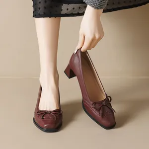 Décolleté vintage bordeaux a punta quadrata con fiocco in pelle e dettagli brogue