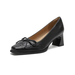 Décolleté nere vintage francesi con punta quadrata e fiocco con dettagli brogue