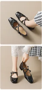 Détails des chaussures Mary Jane à bout carré avec brides croisées et fini noir brillant
