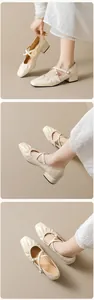 Détail de chaussures Mary Jane beige avec bout carré, petit talon et brides croisées
