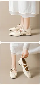 Détails de chaussures Mary Jane crème avec bout carré et brides croisées