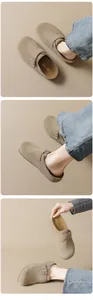 Detalles macro de zuecos de ante beige con hebilla ajustable y suela de látex suave