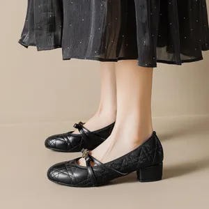 Zapatos Mary Jane negros acolchados con tacón ancho bajo y correas cruzadas