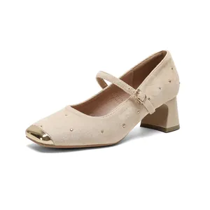 Escarpins Mary Jane en daim beige à bout carré avec embout doré et rivets élégants