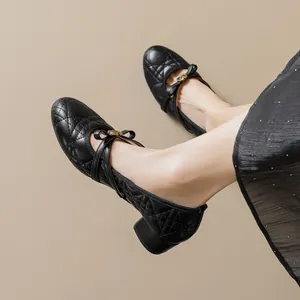 Zapatos Mary Jane de cuero acolchado negro con lazo de camelia y tacón bajo ancho