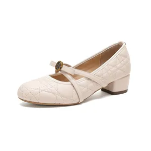 Zapatos Mary Jane beige acolchados con tacón ancho y hebilla de flor vintage