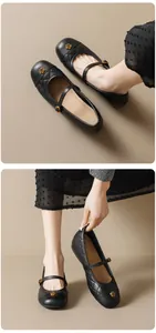 Détail de chaussures Mary Jane noires matelassées avec boucle en métal rose dorée vintage