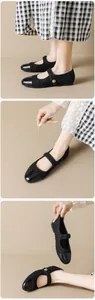 Détail de ballerines Mary Jane en tweed noir avec bout en vernis et boucle dorée