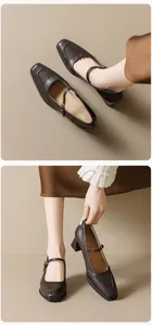 Détails de chaussures Mary Jane en cuir marron foncé avec bout carré et bride à boucle