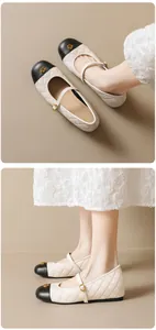 Détail de ballerine Mary Jane en cuir matelassé beige avec bout noir et rose dorée