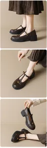 Zapatos Mary Jane vintage marrón oscuro con hebilla de camelia metálica y tacón de bloque