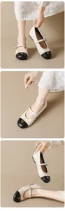 Détail d'une chaussure Mary Jane en cuir matelassé beige et bout noir avec décoration de rose