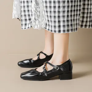 Chaussures Mary Jane classiques en cuir verni noir avec bout carré et brides croisées