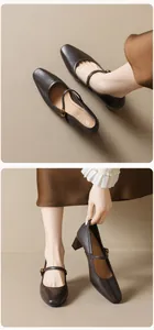 Détail de chaussures Mary Jane en cuir marron mat avec talons épais et boucle en métal