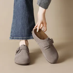 Zuecos de ante color topo con hebilla y suela de látex para un estilo urbano casual cómodo