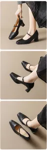 Détails de chaussures Mary Jane en cuir noir avec talons épais et bout carré élégant