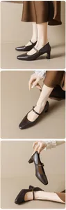 Détails des escarpins Mary Jane en cuir marron foncé avec bout carré et talons