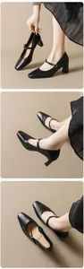 Détail de babies noires à talons carrés en cuir grainé avec un bout carré élégant