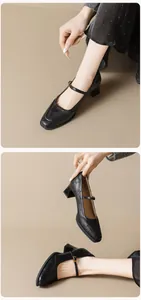Détail de chaussures Mary Jane en cuir noir mat avec talons épais et bride cheville