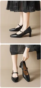 Détail d'escarpins Mary Jane en cuir noir avec bout carré et boucle dorée