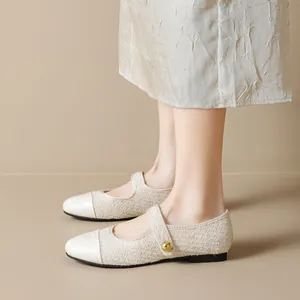 Chaussures Mary Jane plates en tweed beige et bout en cuir blanc pour femmes