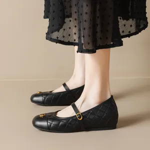 Chaussures Mary Jane en cuir noir matelassé avec boucle dorée et bout travaillé