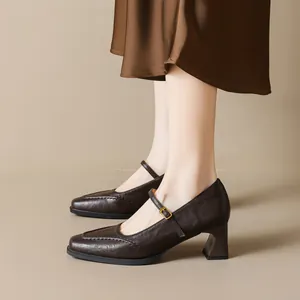 Escarpins Mary Jane marron foncé en cuir avec bout carré, talon épais et bride dorée