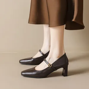 Escarpins Mary Jane en cuir marron foncé de style français avec bout carré et talon bloc
