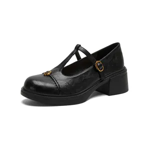 Franse vintage zwarte Mary Jane schoenen met blokhak en gouden camellia decoratie