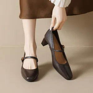 Chaussures Mary Jane classiques en cuir marron foncé avec talons épais et boucle dorée