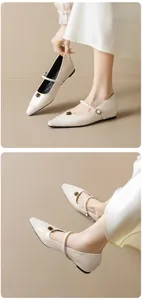 Dettaglio delle ballerine Mary Jane crema con punta in pelliccia e decoro a rosa