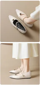 Dettaglio scarpe Mary Jane bianco crema con decorazione rosa dorata e finiture in peluche