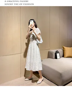 Détail d'une robe midi blanche à manches bouffantes et encolure carrée vintage