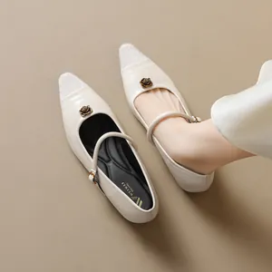 Scarpe Mary Jane bianco crema con fibbie a camelia e design a punta in peluche