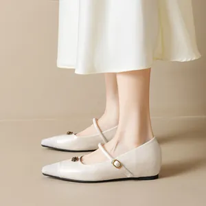 Ballerine Mary Jane bianche stile francese con fibbia floreale e punta in tweed