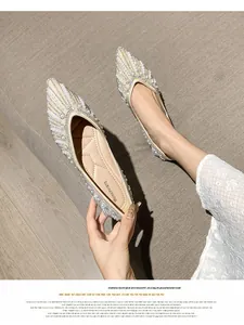 Détail de ballerines champagne avec perles artisanales et strass scintillants élégants