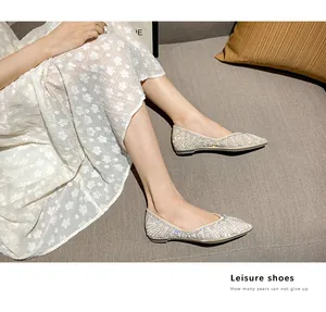 Gros plan des motifs en strass étincelants sur des ballerines pointues à semelle souple