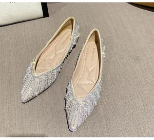 Vue de dessus des ballerines champagne à perles et strass avec motif de vagues