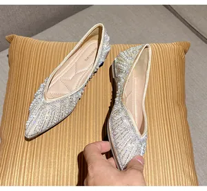 Détails des ballerines pointues avec perles rayonnantes et décorations en strass brillants
