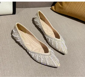 Vue détaillée de ballerines champagne avec perles luxueuses et strass étincelants