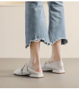 Seitenansicht cremefarbener Mary Jane Ballerinas mit Kreuzriemen und Blockabsatz