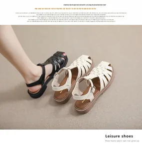 Nahaufnahme des geflochtenen Hohl-Designs und der verstellbaren Schnalle der Damen-Sandalen