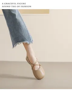 Nahaufnahme der beigen Mary Jane Schuhe mit Kreuzriemen und Metallschnallendetails
