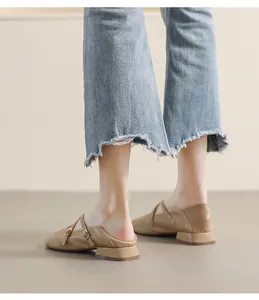 Details von khakifarbener Mary Jane Pantolette aus Leder mit doppelten Riemen
