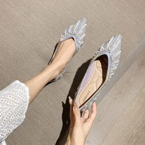 Ballerines pointues élégantes en violet avec strass luxueux et perles fantaisie
