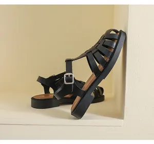 Detail von schwarzen geflochtenen Gladiator-Sandalen aus Leder mit silberner Schnalle