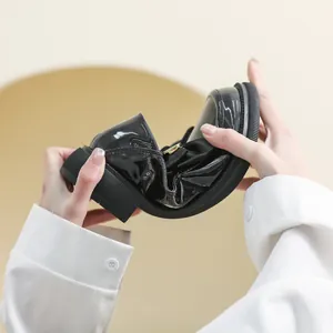 Flexibele zwarte lakleren platform loafers met zachte zool en antislip rubberen grip